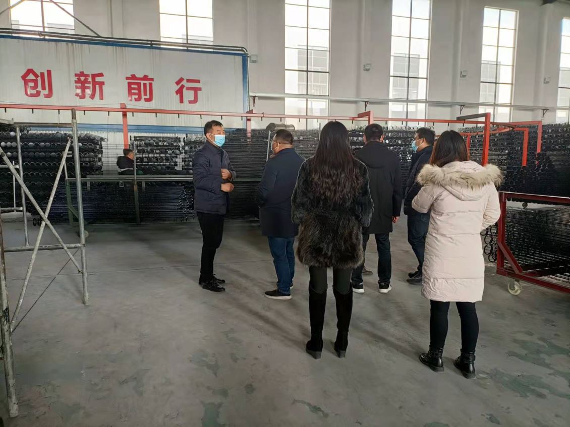 鑫泉江苏有机硅袋笼厂家-客户莅临参观中